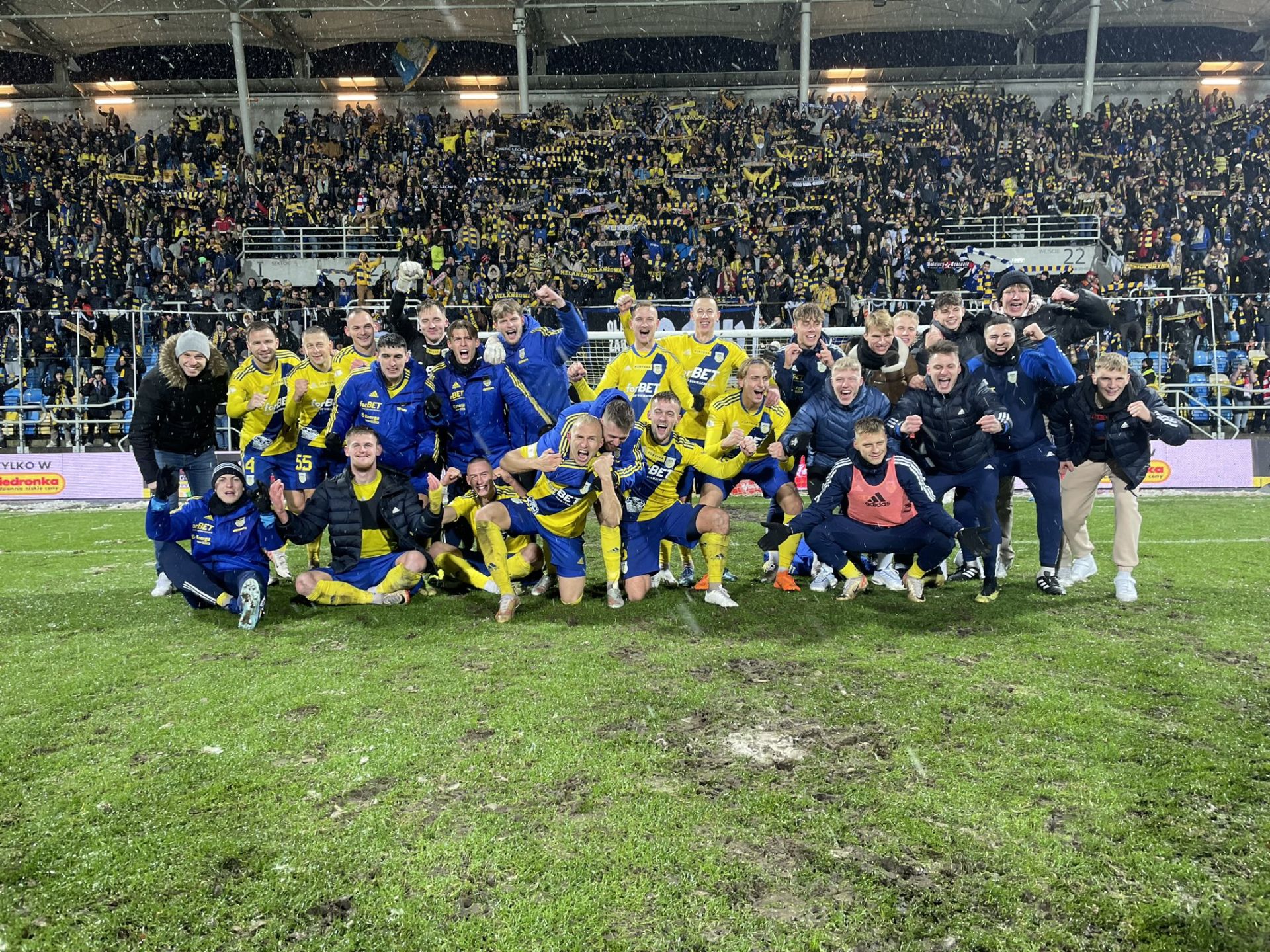 zdjęcie zespołu po wygranym meczu