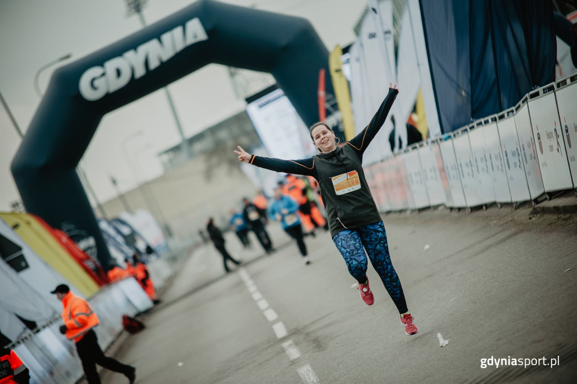 Biegnąca kobieta w zawodach sportowych