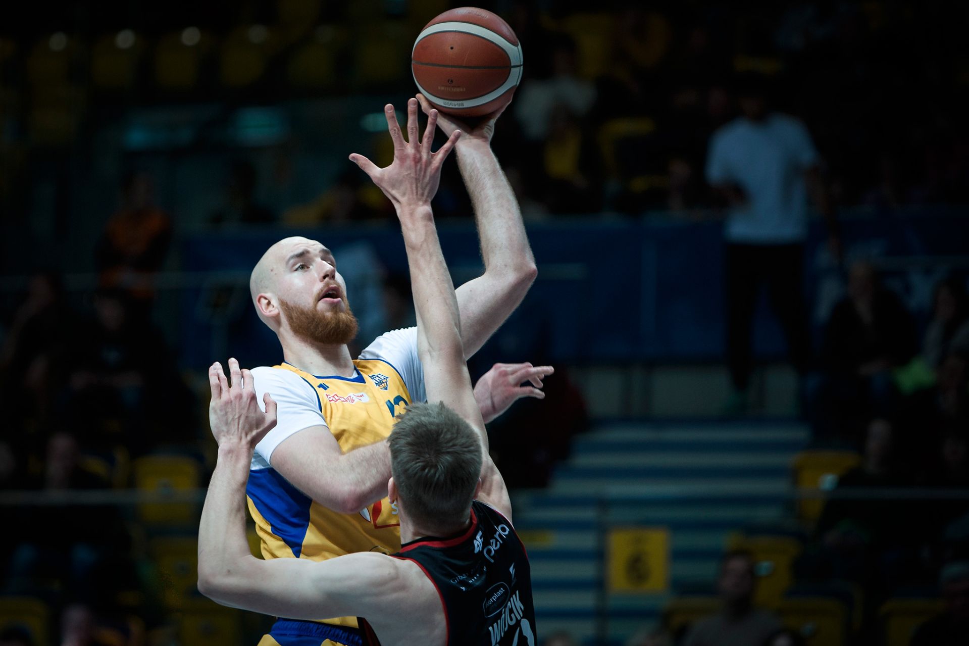 Koszykarz rzucający piłkę do kosza