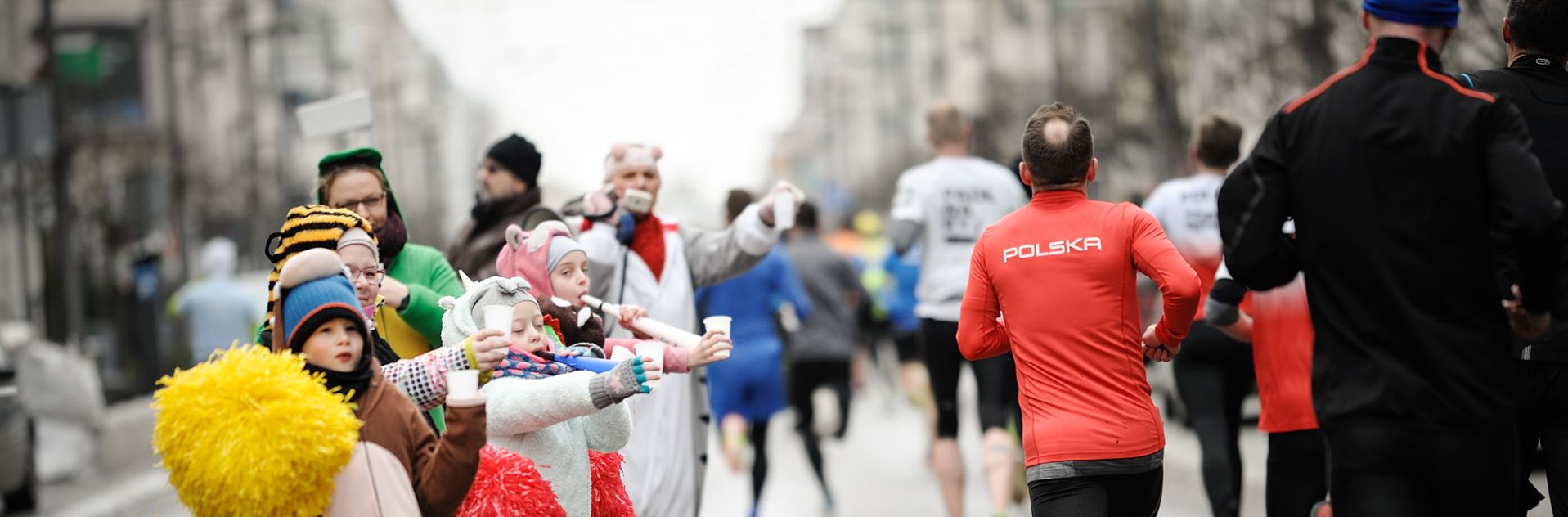 Biegacz na ulicy Świętojańskiej w Gdyni