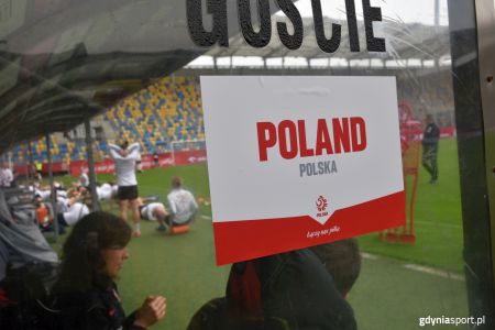 napis Polska na boksie dla zawodników