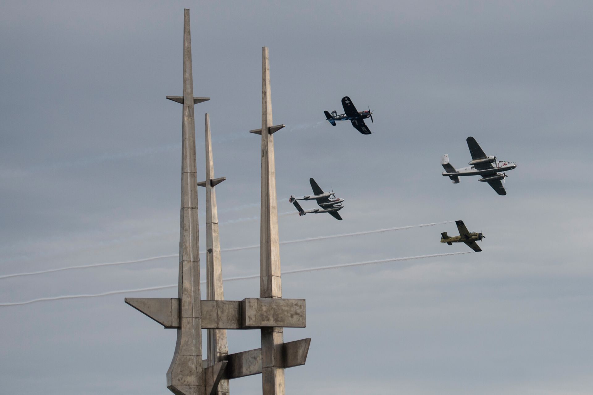 samoloty na tle pomnika w Gdyni 