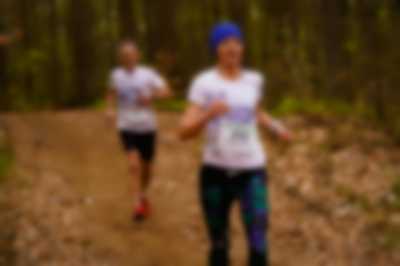 Biegacze na trasie biegu leśnego