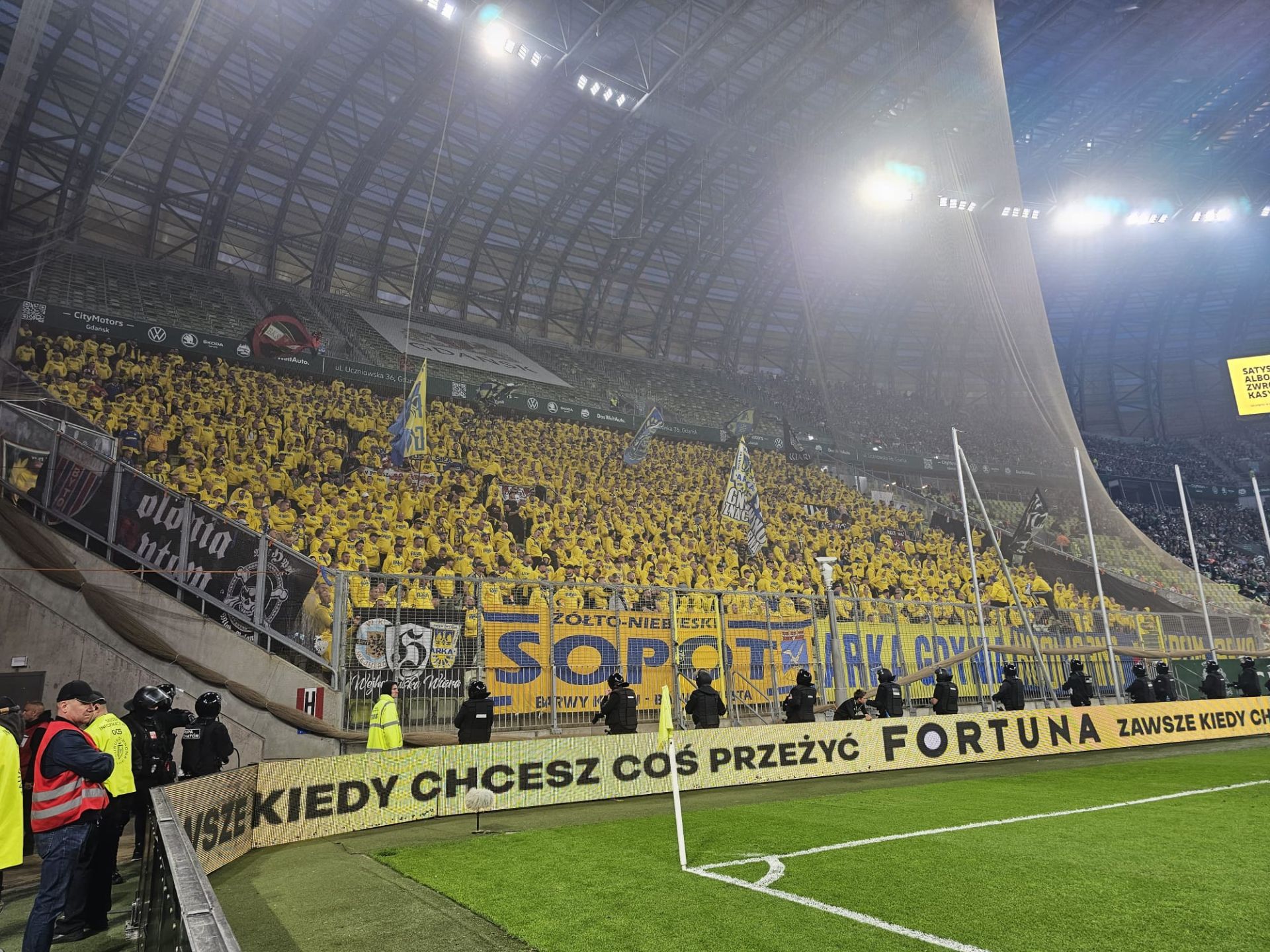 Kibice Arki Gdynia na Derbach Trójmiasta w Gdańsku