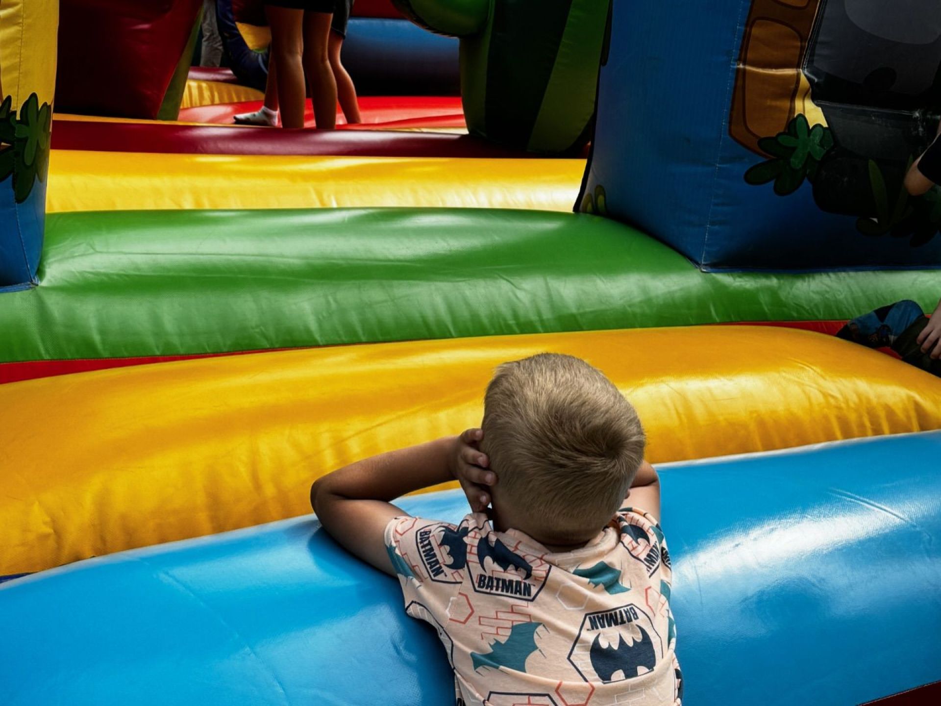 Dziecko na dmuchanej zabawce podczas festnu