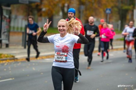Kobieta na trasie Biegu Niepodległości w Gdyni