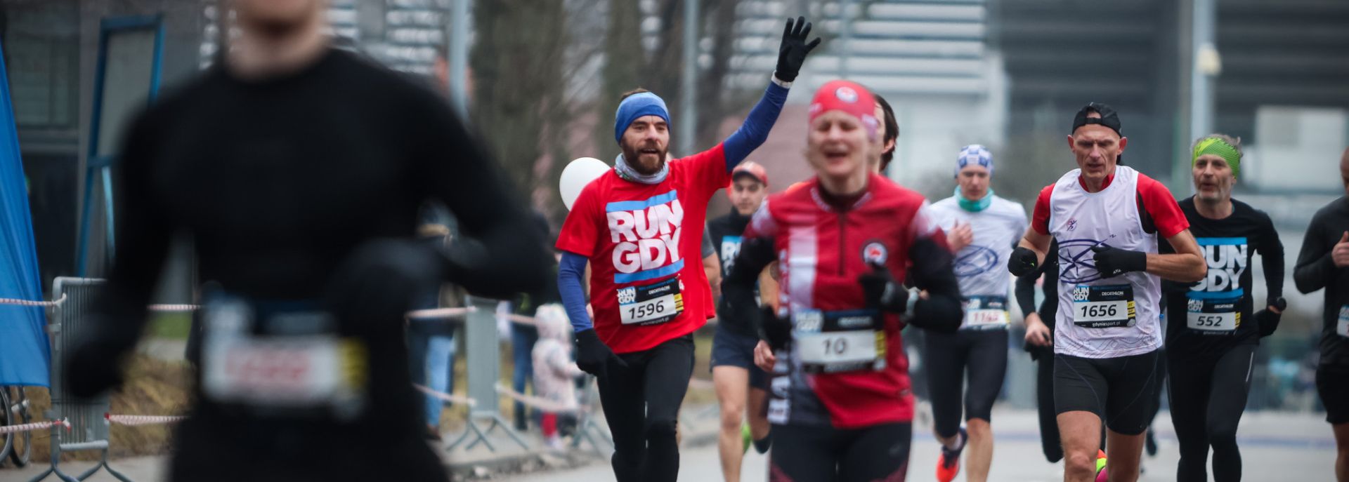 Biegacze na trasie gdyńskiego biegu urodzinowego