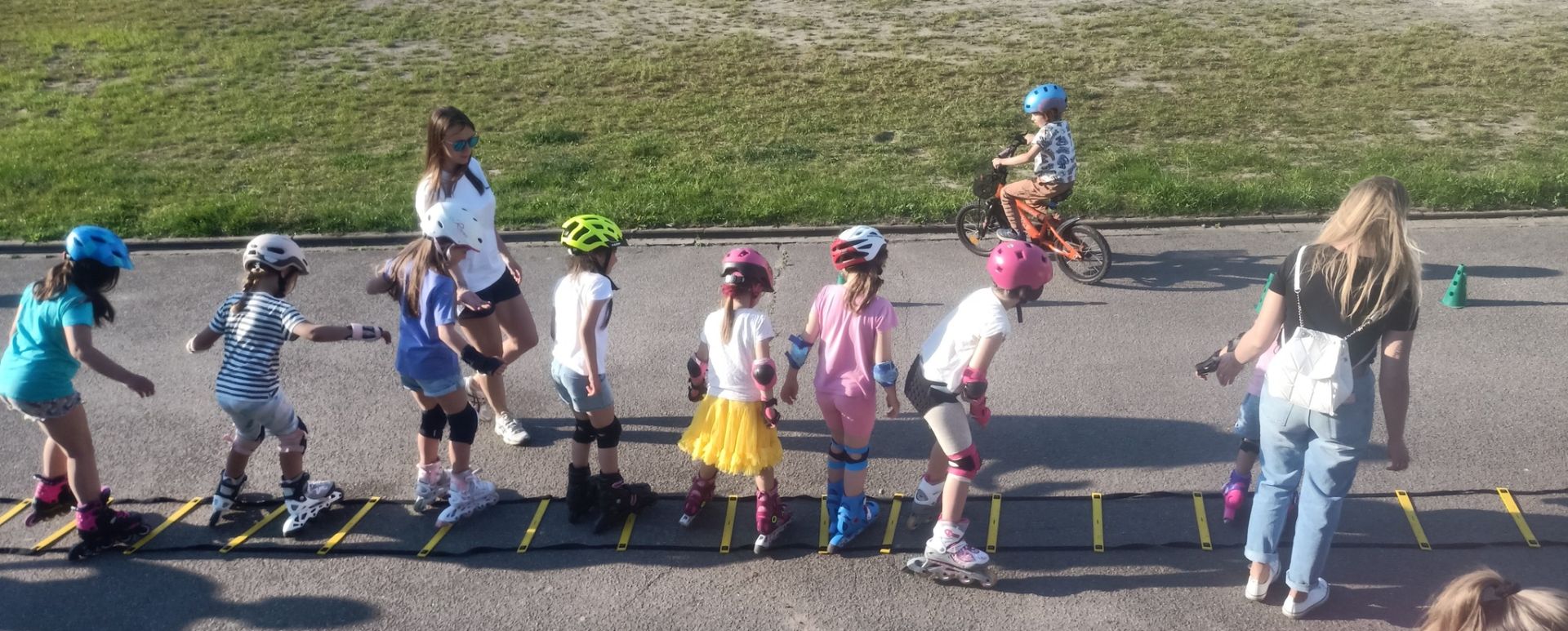 Dzieci podczas treningu rolkarskiego