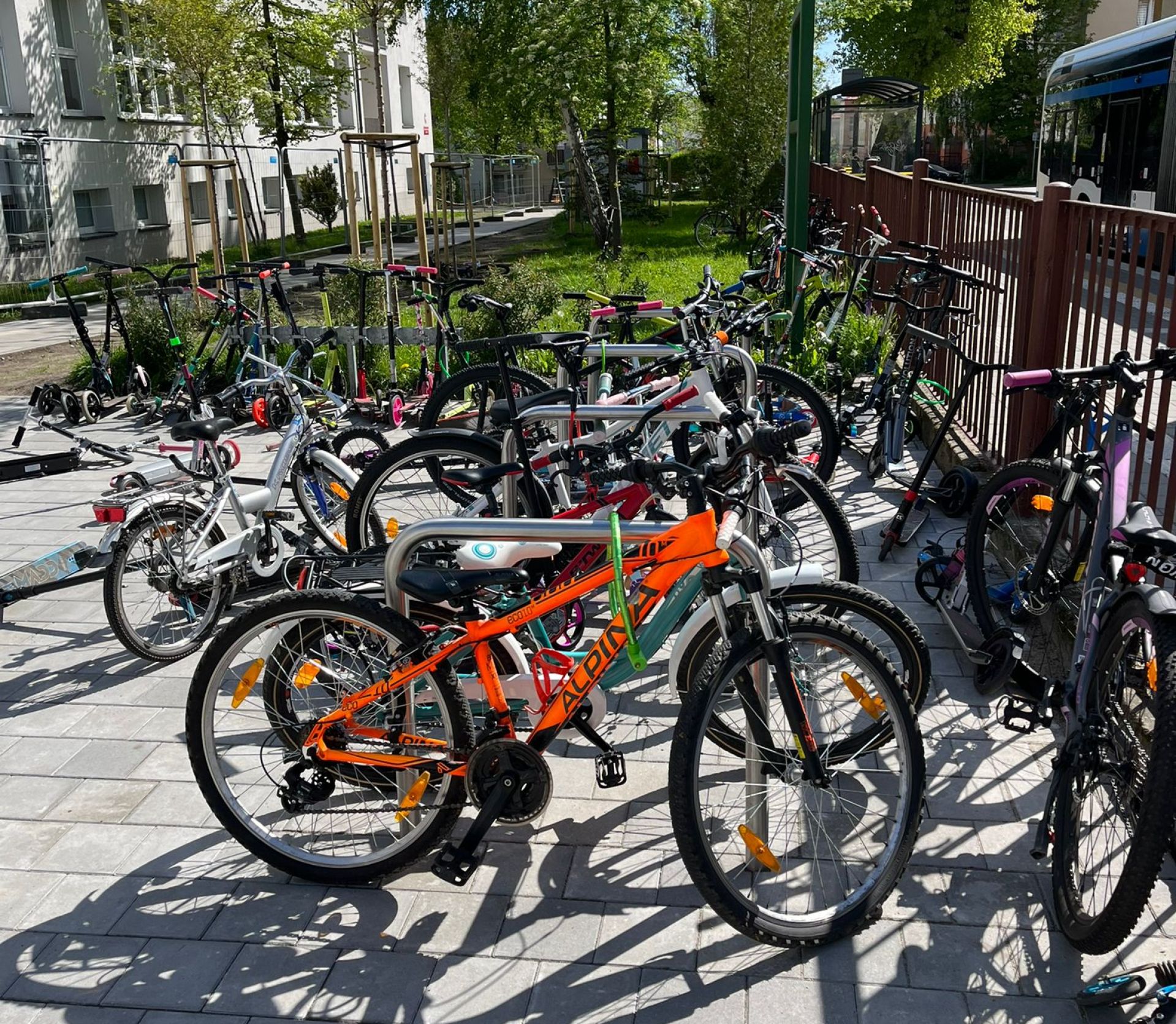 rowery przed wejściem do szkoły