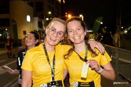 Uśmiechnięte kobiety z medalami na mecie Nocnego Biegu Świętojańskiego w Gdyni