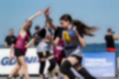 Młode koszykarki w akcji