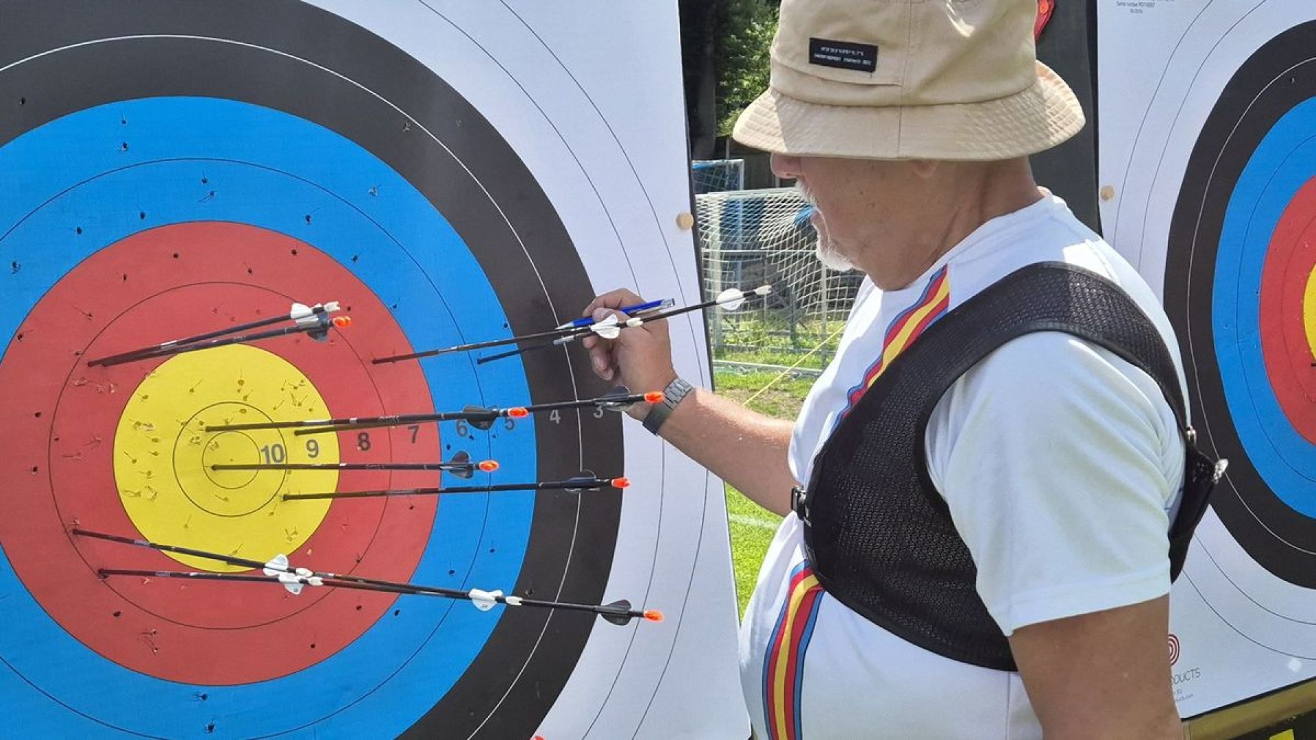 Łucznik na tle tarczy