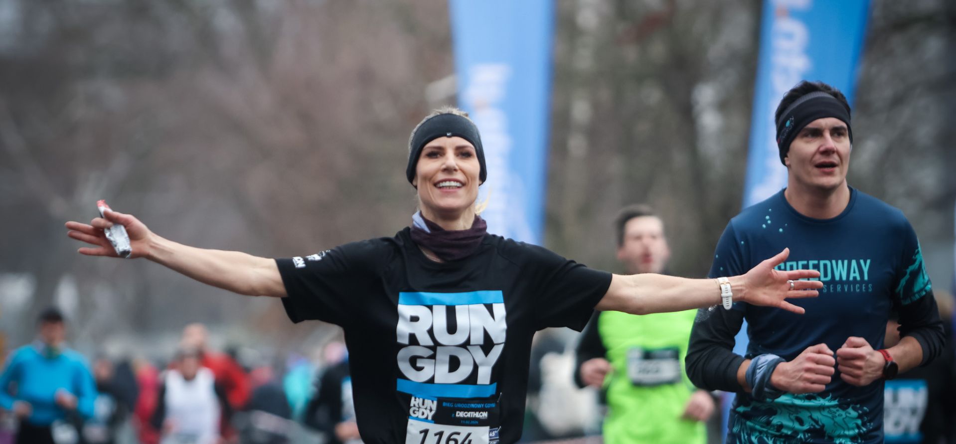 Uśmiechnięta kobieta Na Starcie Nocnego Biegu Świętojańskiego